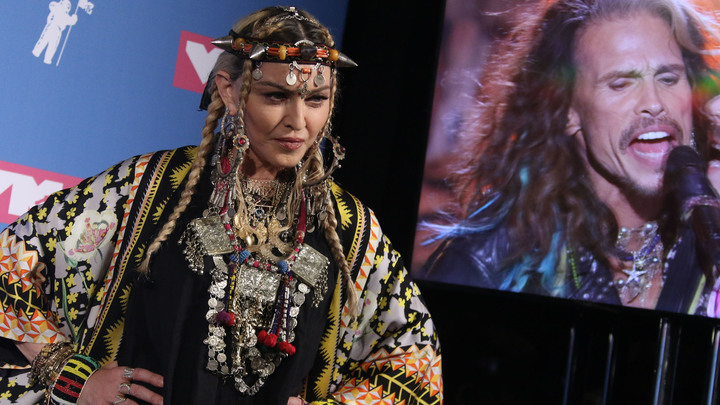 Хочешь извиняться?: Рогатая Мадонна под запись съела украинский флаг