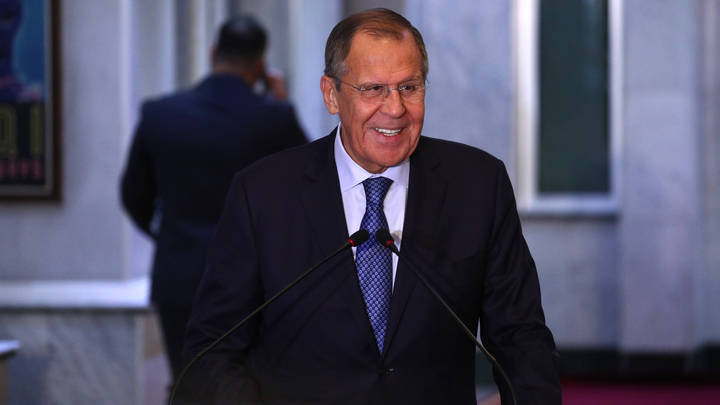 Российские дипломаты пожелали всем любви самым известным жестом Лаврова