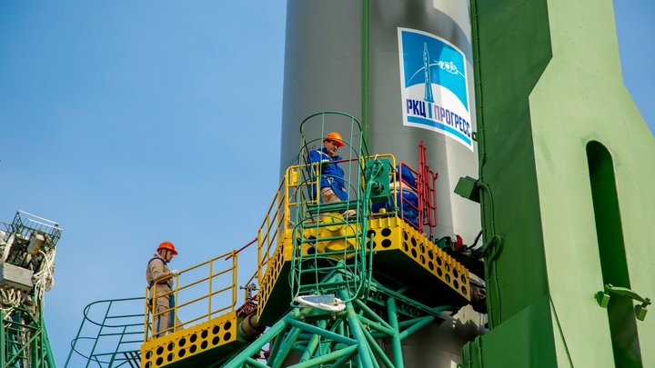 Только из космоса - и сразу на социальную дистанцию: Как встретили экипаж МКС на Земле