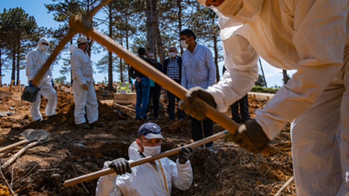 До 600 тел ежедневно: Эксперт рассказал о пиках похорон в пандемию COVID-19