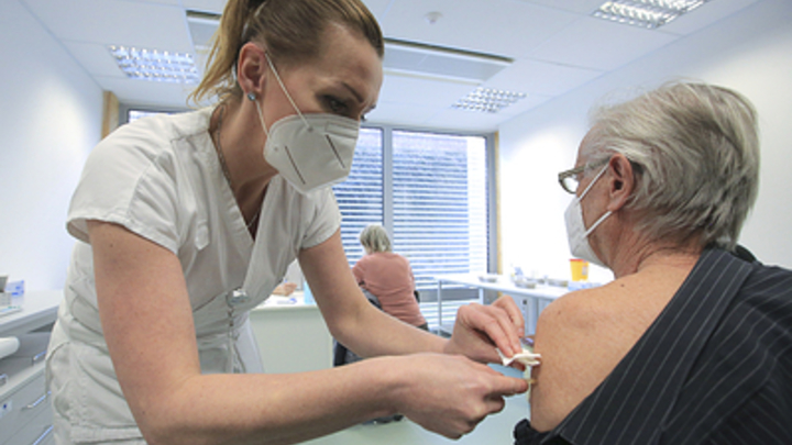 Мясников: Сделать вакцинацию против COVID обязательной невозможно