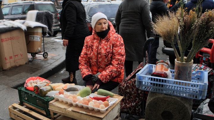 На площади Маркса начали демонтировать торговые палатки на стихийном рынке