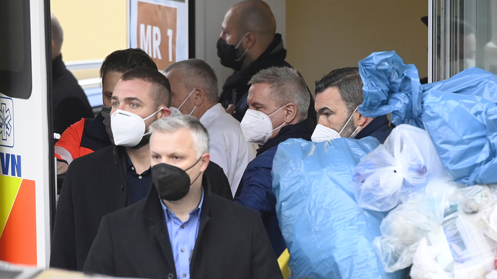 В Чехии вводят режим ЧС после того, как у президента Земана выявили коронавирус