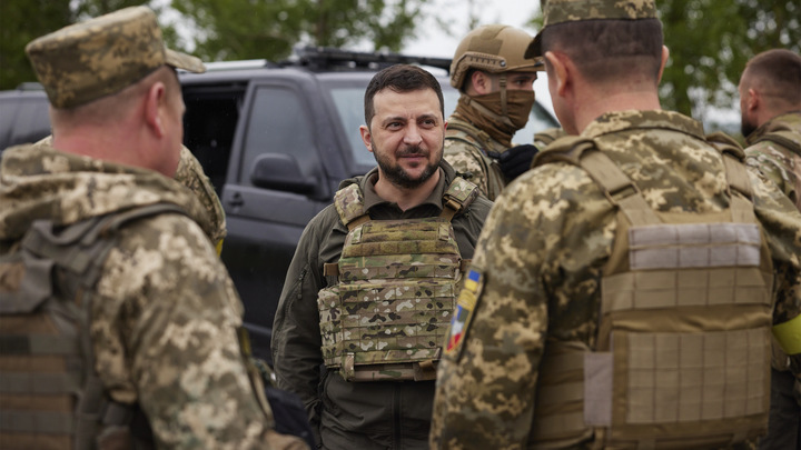 Хакер RaHDIt назвал причину серьёзной ссоры Зеленского с украинскими военными