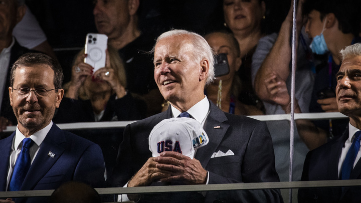 Байден завис, несите другого: Президента США поймали на повторении одной и той же речи