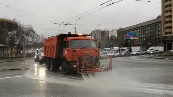 В Новосибирске дороги начали мыть специальным шампунем