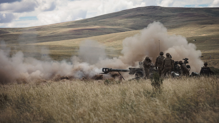 Военкор Руденко показал видео пылающего БТР Stryker США на Запорожском направлении: “Стачивается”