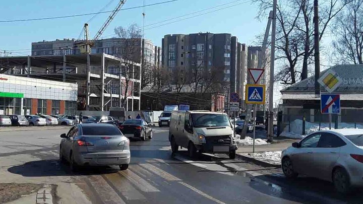 Три женщины-пассажира пострадали в Иванове при столкновении «Индейца» с «Боксером»