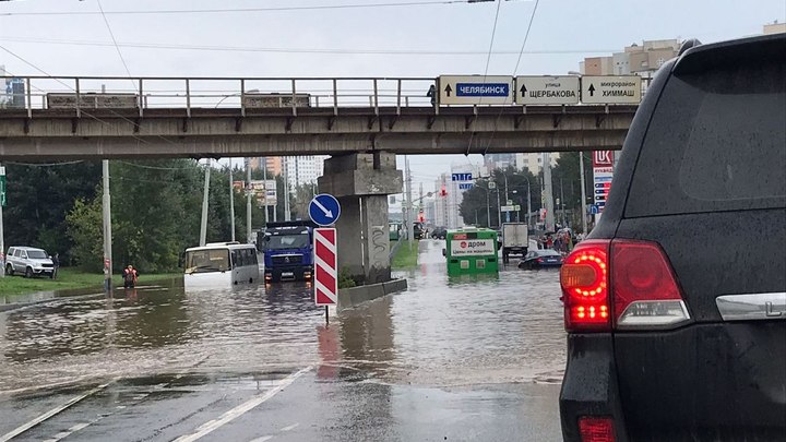 В Екатеринбурге холодная вода залила улицу Щербакова
