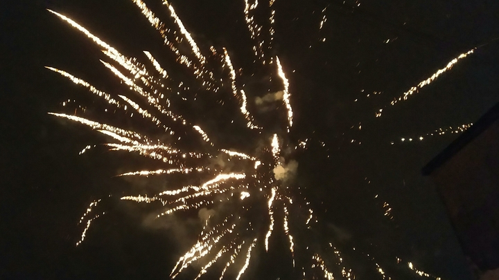 Неизвестный до полусмерти перепугал жильцов, устроив салют во дворе ЖК Большой в Краснодаре