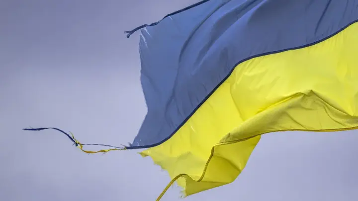 Дурной знак: Ветер не просто сорвал флаг Украины, но и разорвал его