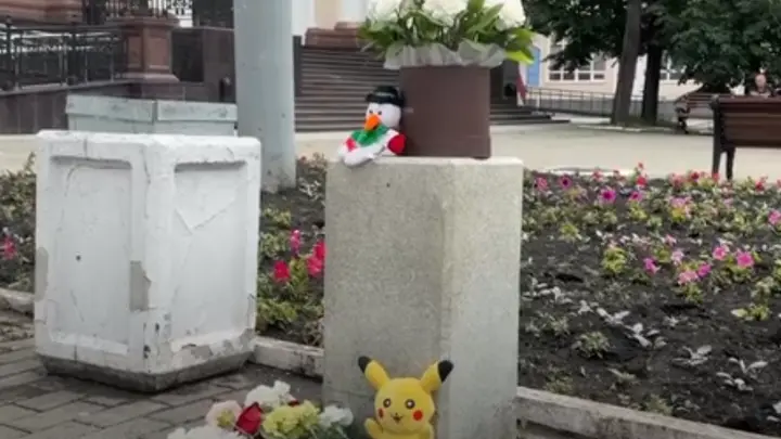 В Екатеринбурге люди несут цветы и игрушки к месту, где автобус наехал на людей