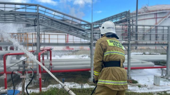 Появилось видео за несколько секунд до атаки украинских дронов на нефтебазу в Темрюкском районе