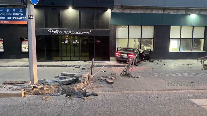 В ночь на 13 июля в торговый центр Захар на Ново-Садовой улице Самары врезался BMW