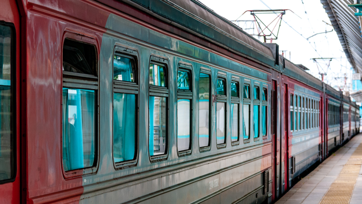 Поезд-призрак едет по России, пока люди голодают. Такой правды вы ещё не читали