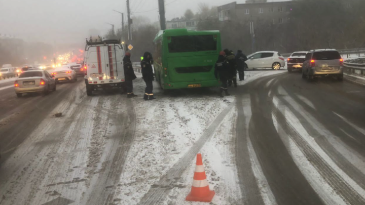 В Челябинске 12 человек пострадали в ДТП с рейсовым автобусом