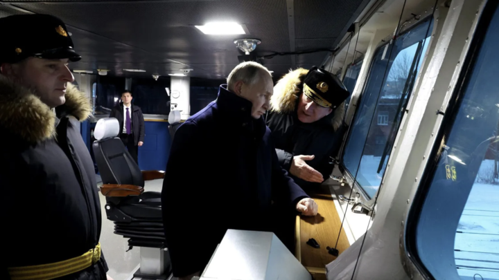Две атомные подлодки подняли флаги в Северодвинске по команде Владимира Путина