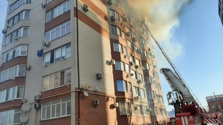 Огонь повредил более 20 квартир: В Анапе СК выясняет обстоятельства  пожара в многоэтажке