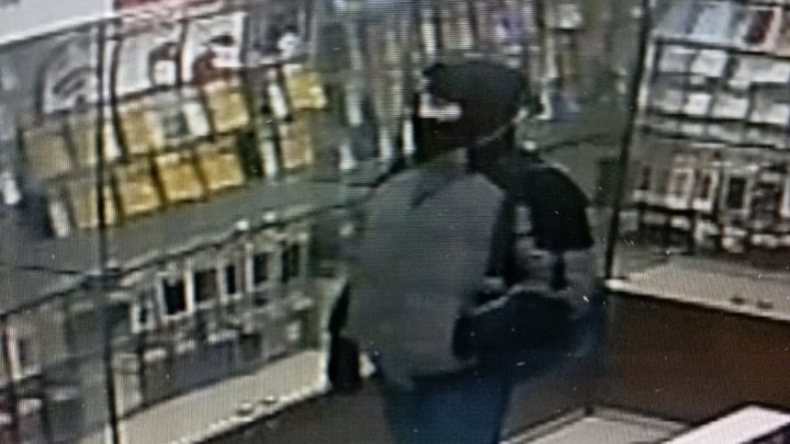 В Самарской области налётчик ограбил салон сотовой связи на 250 тысяч, угрожая пистолетом