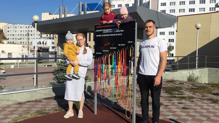 В Челябинске появился второй стенд с бесплатными скакалками