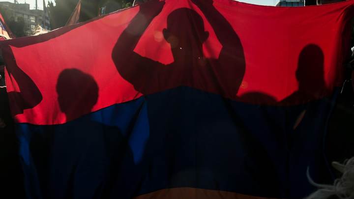 Армянское Минобороны обвинило Азербайджан в обстреле транспорта ФСБ России