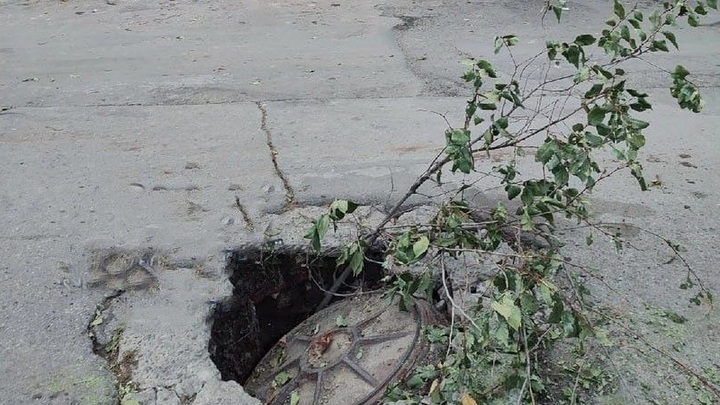 Асфальт в Ростове провалился под весом канализационного люка