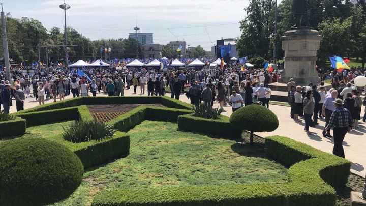 На митинг в центре Кишинева власти Молдавии мобилизовали около 20 тысяч человек