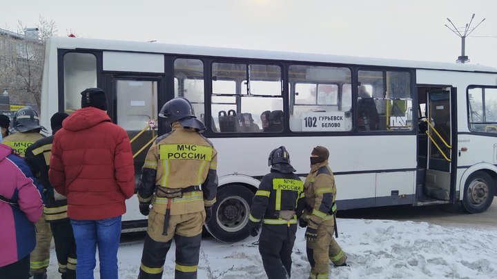 В Кузбассе сотрудники МЧС спасли пассажиров автобуса