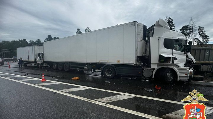 Один человек погиб и ещё трое пострадали в массовой аварии в Подмосковье