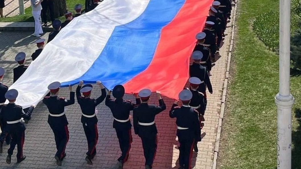 В поддержку ростов. Митинг с флагами России. Военные с российским флагом. Российский флаг фото. Флаг в поддержку спецоперации.