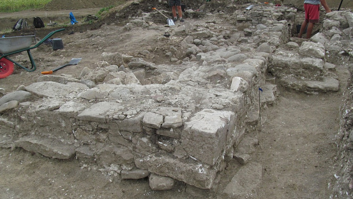 В Белореченском районе при раскопке курганов нашли фрагменты христианской церкви XV века