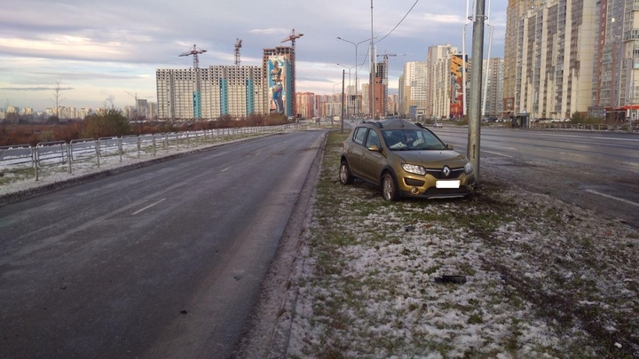 В Челябинске пенсионерка за рулем врезалась в столб на тротуаре
