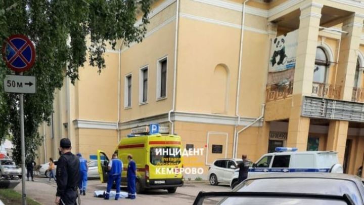 У ДК «Москва» в Кемерове найдено тело мужчины с ножевыми ранениями