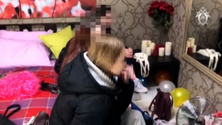 В Петербурге накрыли студии, где сотни девочек занимались онлайн-проституцией