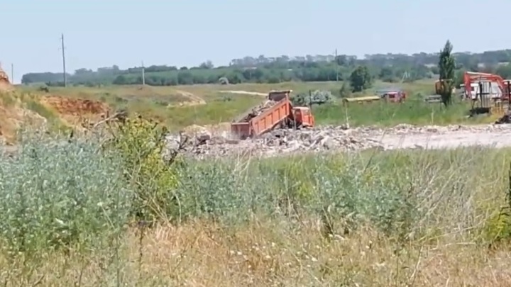 Под Ростовом-на-Дону из обломков снесённой школы-гиганта устроили гигантские мусорные свалки