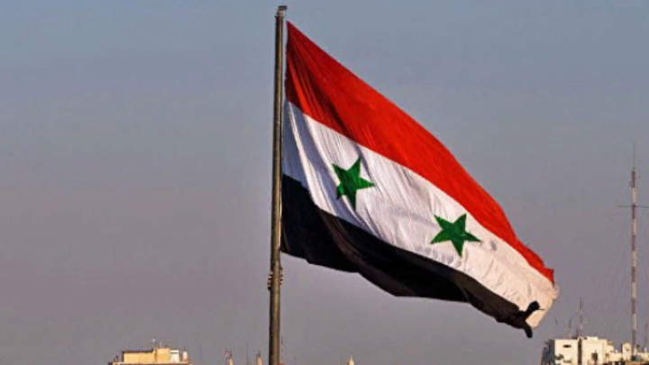 Яркие вспышки и взрывы: Кадры мощных ударов по военным базам в Сирии