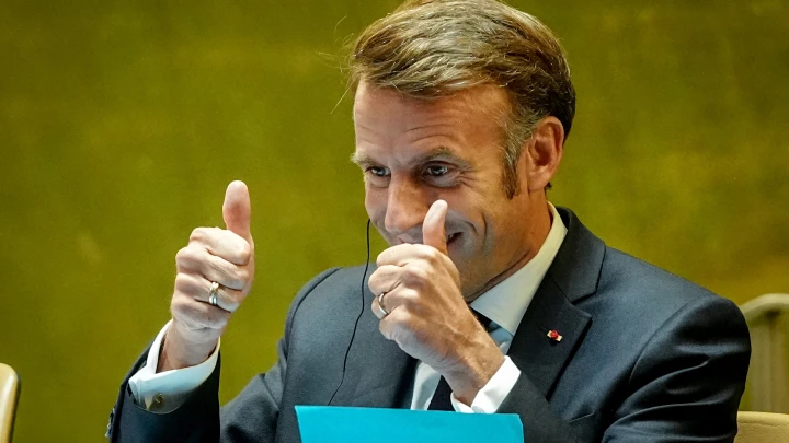 Трамп поставил Макрона на место. А тот улыбался, звонил по телефону и фотографировался