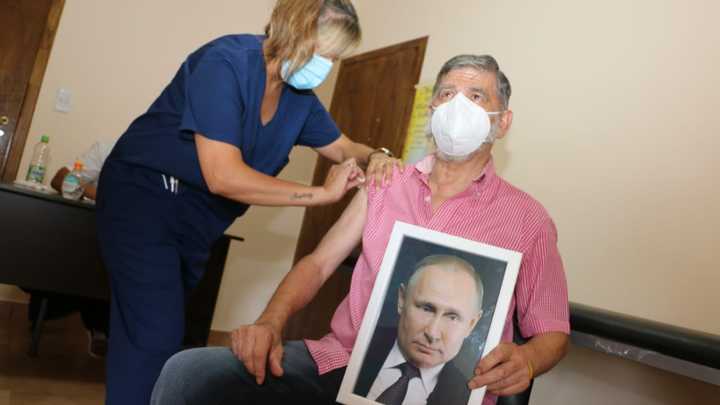 На что способны русские… : Привившийся с портретом Путина в руках мэр объяснил поступок