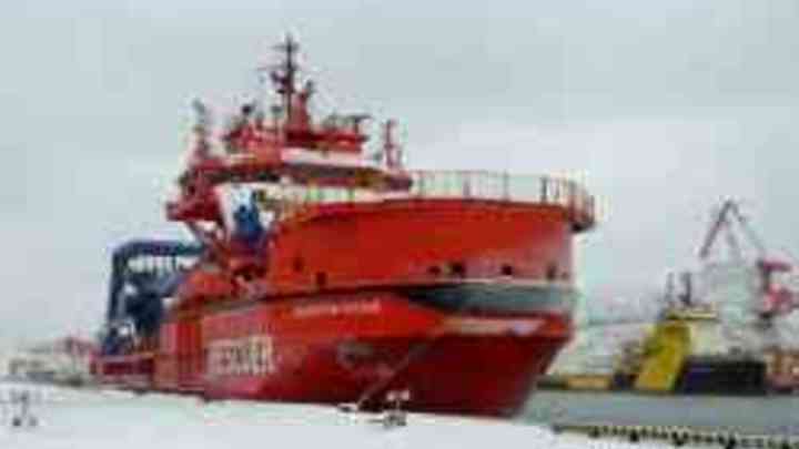 Спасательная операция во льдах Охотского моря