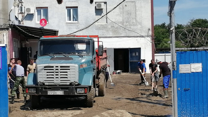 Последствия потопа в Краснодарском крае 5-6 июля 2021: тонны мусора и сбор гуманитарной помощи