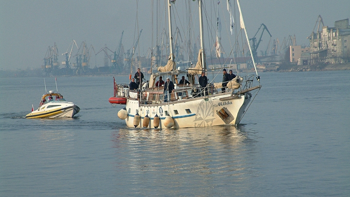 Капитан не умеет плавать: Выброшенная в Сочи на берег яхта попала на видео