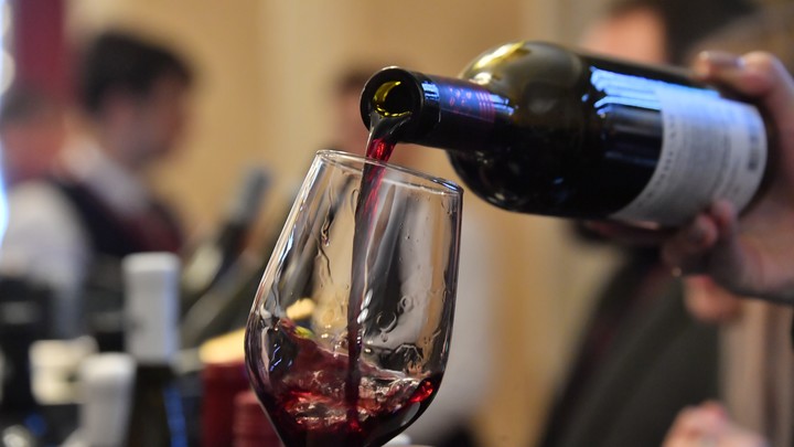 Больше без сладких и полусладких вечеров: всему виной — рост пошлин на сырьё