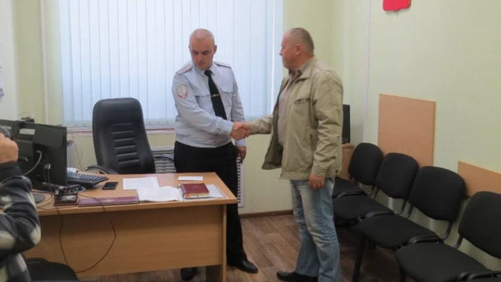 В Кургане мужчина помог полиции задержать мошенника и получил денежную премию