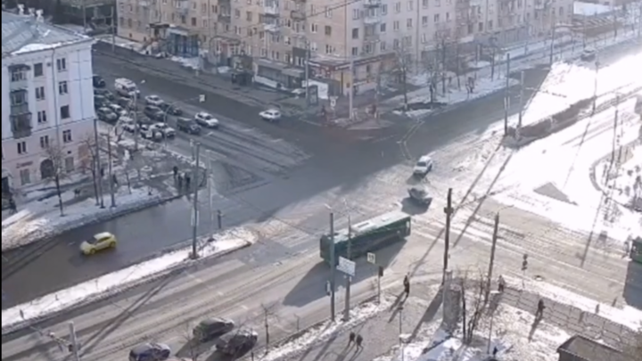 В центре Челябинска автобус с пассажирами на полном ходу влетел в легковой автомобиль