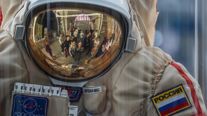 Свобода рук: Россия против новых правил США и Японии об оружии в космосе - Захарова