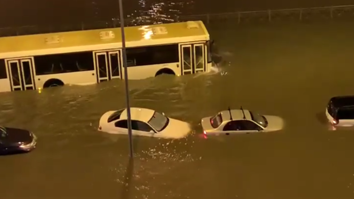 Озеро после дождичка: В Петербурге вода вновь поглотила машины на улице Парашютной