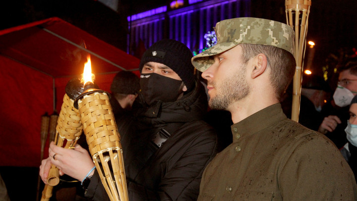 Пользователей рассмешила неловкая тренировка боевиков на Украине: Еле залезли