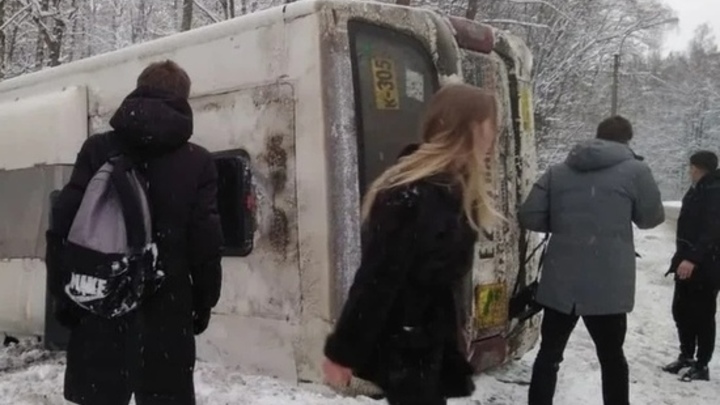 Водителя маршрутки, которая перевернулась в Петербурге, задержали