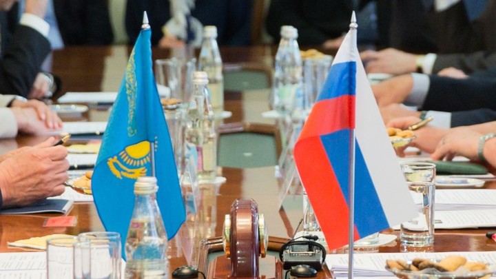 В Казахстане депутат сложил полномочия, чтобы уехать в Россию