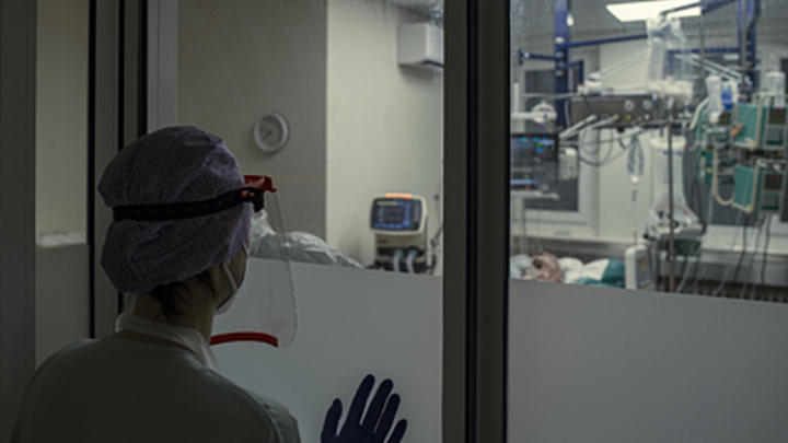 Врач раскрыл маскировку повторного заражения COVID-19